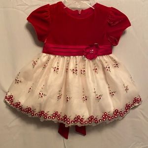 Red 🌺 ivory 🌺 green accent embroidered dress!